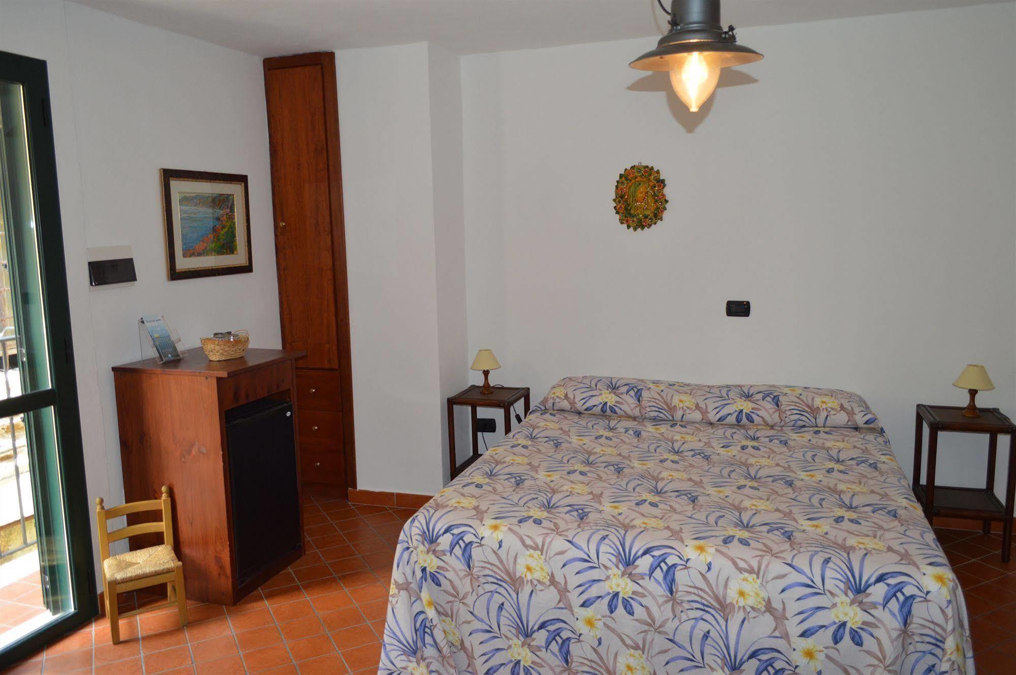 Le Piccole Grotte Bed & Breakfast ชิลลา ภายนอก รูปภาพ