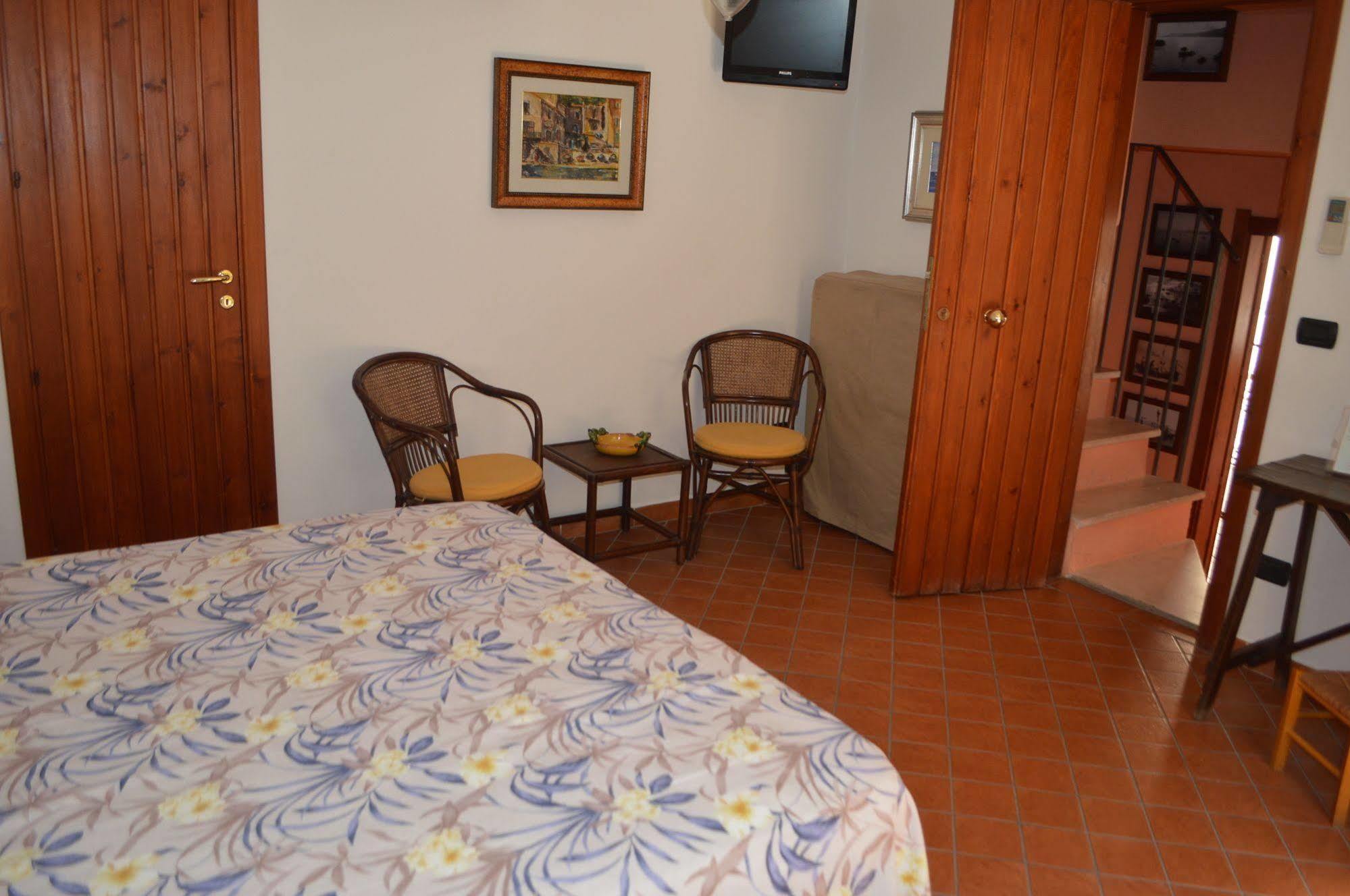 Le Piccole Grotte Bed & Breakfast ชิลลา ภายนอก รูปภาพ