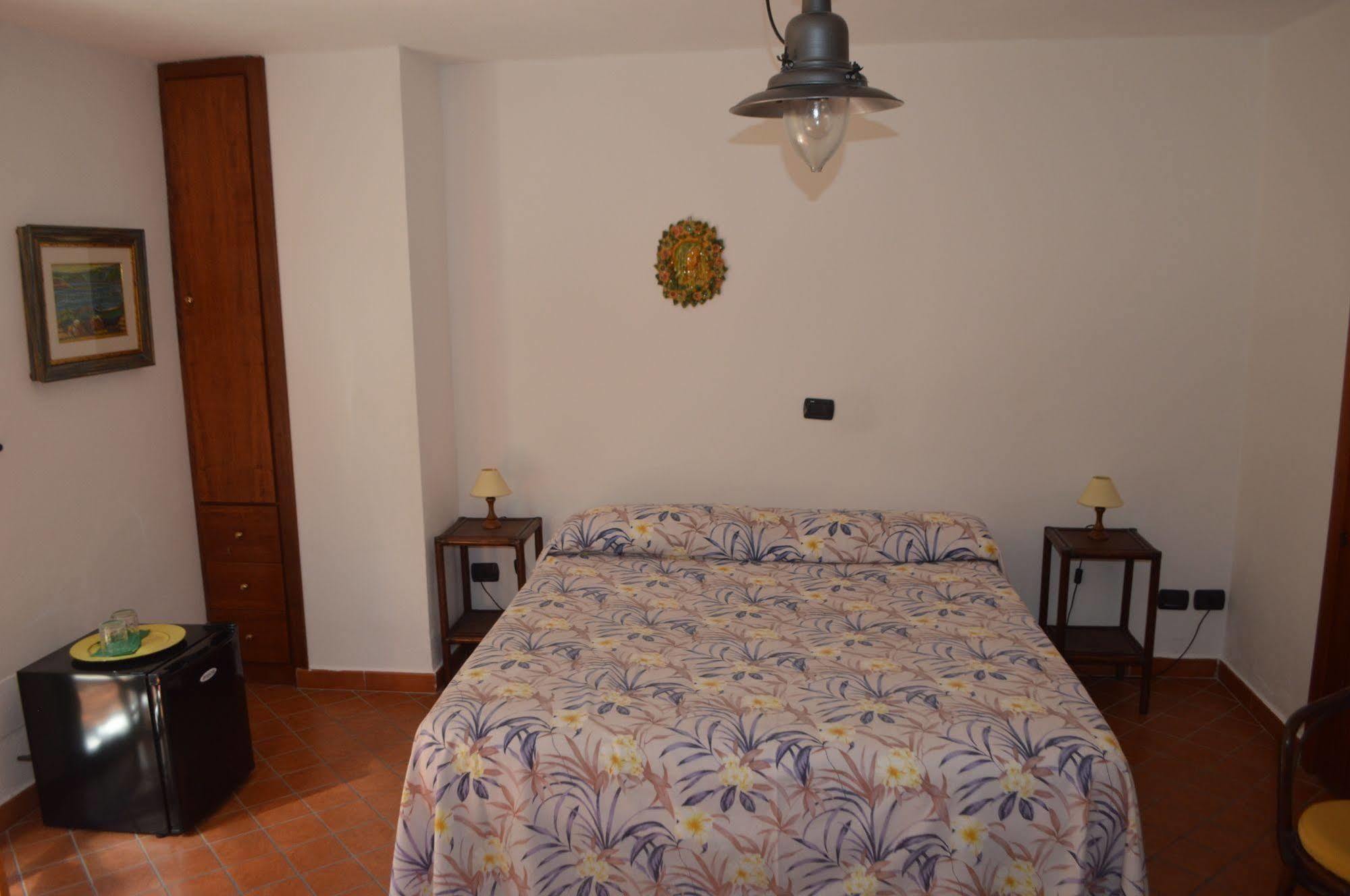 Le Piccole Grotte Bed & Breakfast ชิลลา ภายนอก รูปภาพ