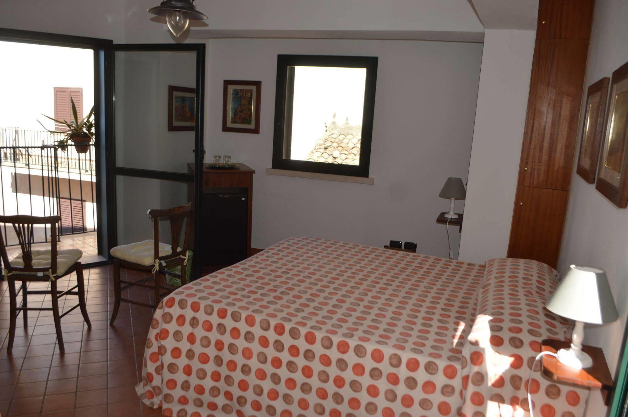 Le Piccole Grotte Bed & Breakfast ชิลลา ภายนอก รูปภาพ