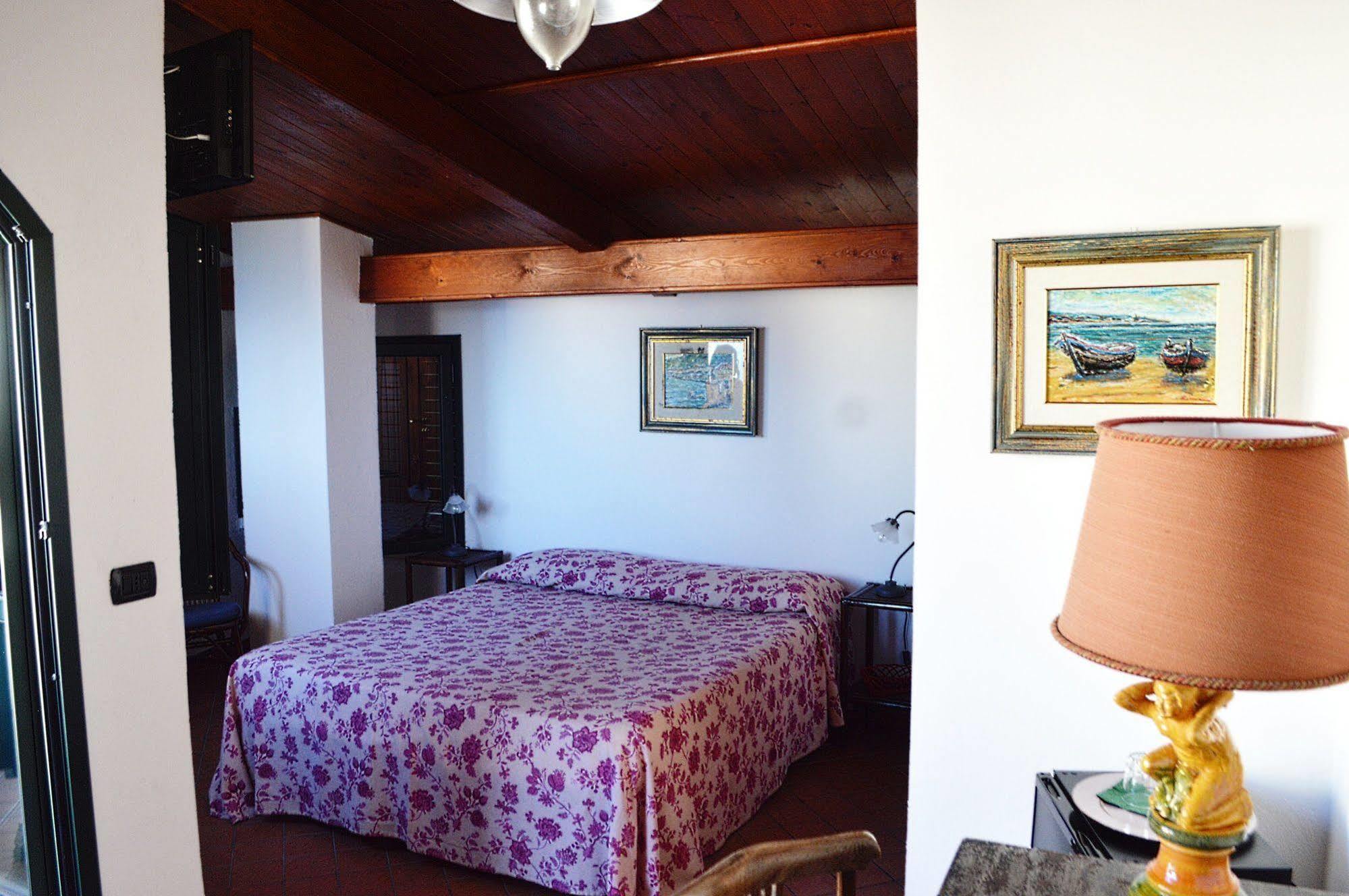 Le Piccole Grotte Bed & Breakfast ชิลลา ภายนอก รูปภาพ